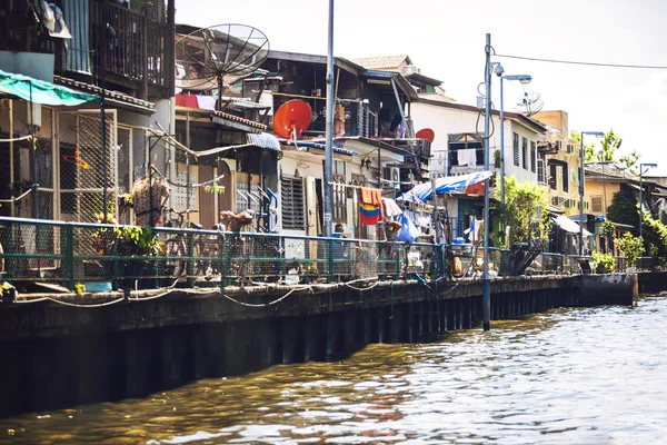 Bangkok - 2015. június 15.: a következő reptér környékén: canal Lat Phrao házak — Stock Fotó