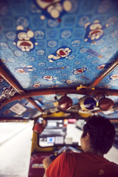 Bangkok - 10 června 2015: Neidentifikovaný tuktuk řidič, v — Stock fotografie