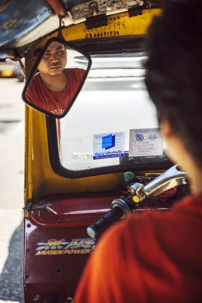 Bangkok - 10. Juni 2015: ein unbekannter Tuktuk-Fahrer steckt in — Stockfoto