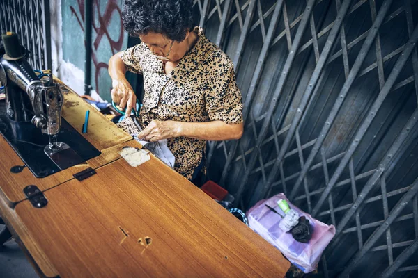 Bangkok, Thailand - 04 juni: Aziatische oude vrouw naaister is sewin — Stockfoto