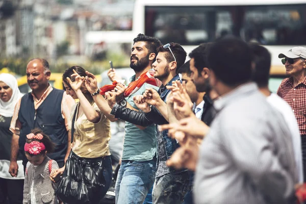 СТАМБУЛ - 20 МАЯ: Молодые люди танцуют традиционные турецкие танцы i Лицензионные Стоковые Изображения