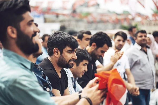 СТАМБУЛ - 20 МАЯ: Молодые люди танцуют традиционные турецкие танцы i Стоковое Изображение