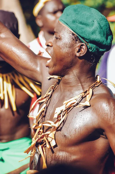 SENEGAL - 19 SEPTEMBRE : Hommes et enfants dans la lutte traditionnelle — Photo