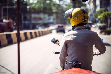 Siemreap - 10 Haziran 2015: girerek bir Tanımlanamayan saklardı sürücüsü