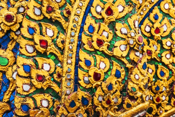 Золотая лепнина в стиле тай на стене в буддистском стиле — стоковое фото