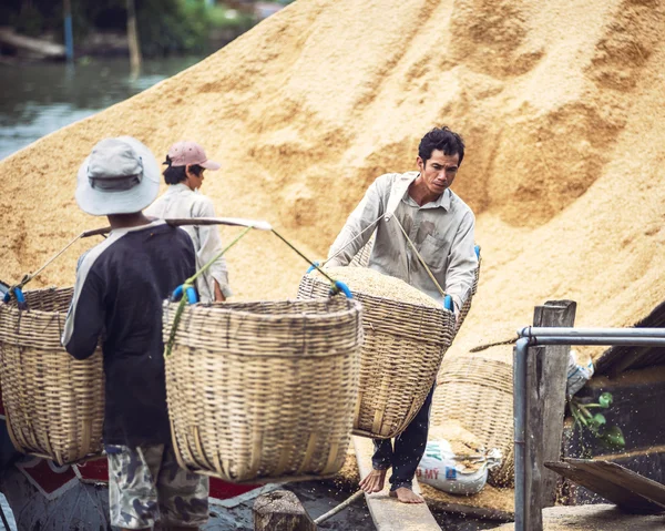 MAWLAMYINE, MYANMAR - 12 DE FEBRERO DE 2015: Un agricultor lleva el fr — Foto de Stock