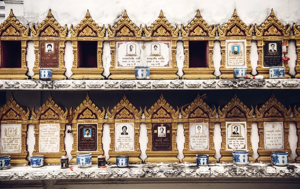 BANGKOK, JANUARY 22, 2014: Buddhist graves in a temple in Bangko — Stockfoto