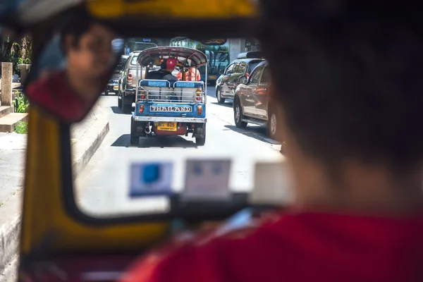 Bangkok - 10 června 2015: Neidentifikovaný tuktuk řidič, v — Stock fotografie