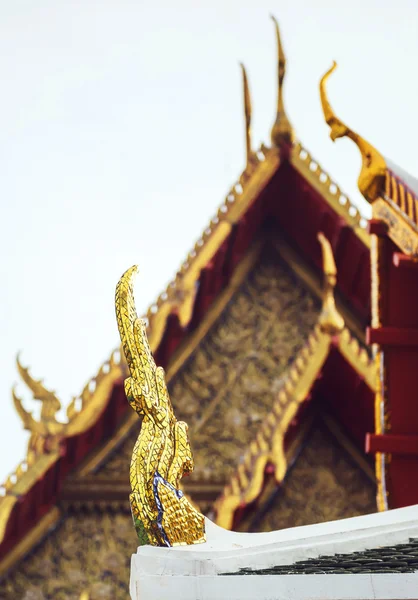 Λεπτή τέχνη Ταϊλάνδης στην κορυφή οροφή του βουδιστικός ναός στην Μπανγκόκ, θα — Φωτογραφία Αρχείου