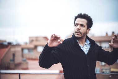 Kentsel ortamda emin çekici melez adam