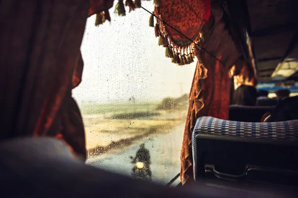 Πολλαπλών σταγόνες του νερού σε ένα παράθυρο λεωφορείο, στο δρόμο για Πνομ Pe — Φωτογραφία Αρχείου