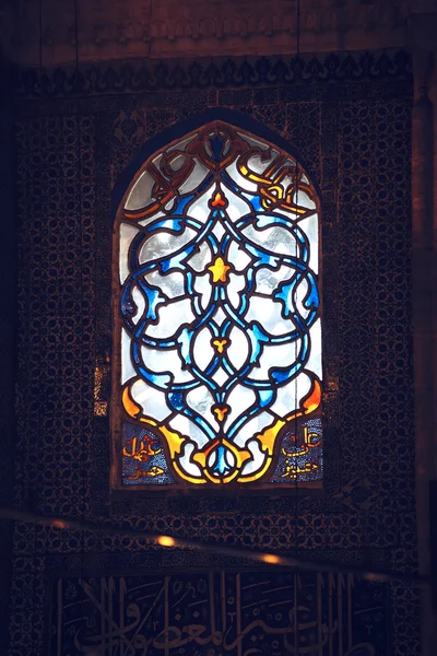 Janelas de vidro manchadas na Nova Mesquita em Istambul, Turquia — Fotografia de Stock