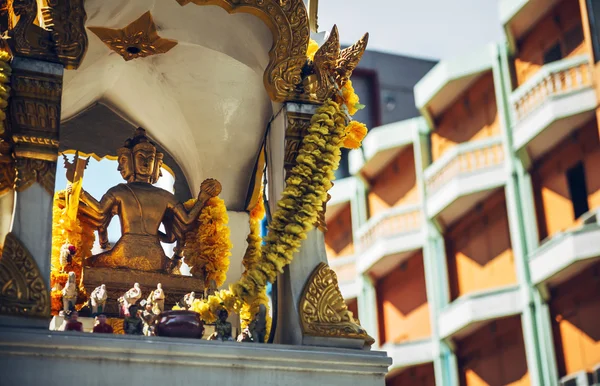 Phra Phrom altaar in Bangkok straat. Phra Phrom is de Thaise vertegenwoordi — Stockfoto