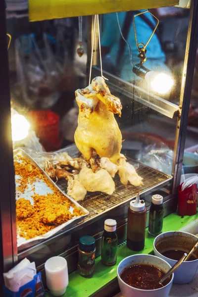 Ψητό κοτόπουλο σε ένα δρόμο εστιατόριο στην Μπανγκόκ, Ταϊλάνδη — Φωτογραφία Αρχείου