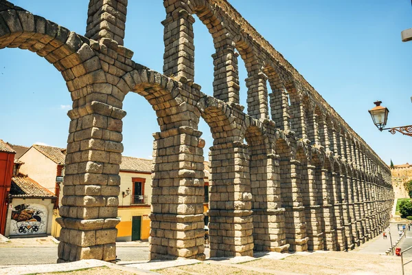 Das berühmte antike Aquädukt in segovia, spanien — Stockfoto