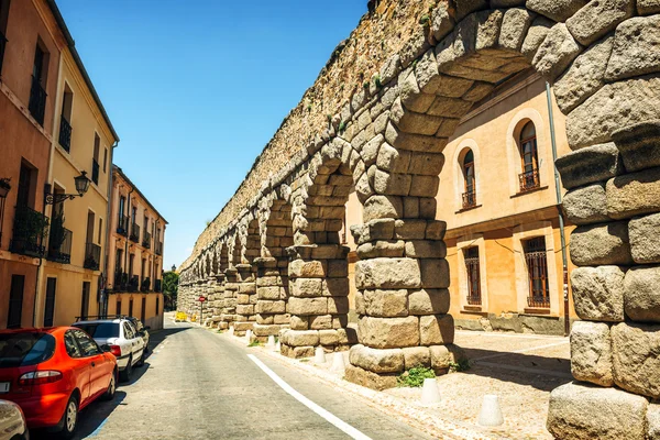 El famoso acueducto antiguo en Segovia, España — Foto de Stock