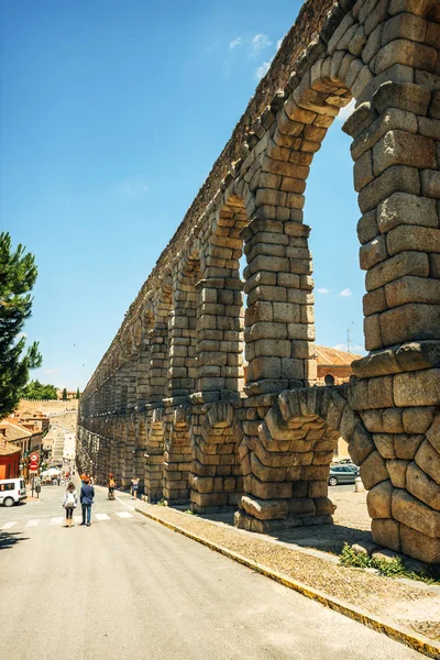 O famoso aqueduto antigo em Segóvia, Espanha — Fotografia de Stock