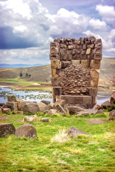 Sillustani - pre-Inca-begraafplaats (graven) op de oevers van la — Stockfoto