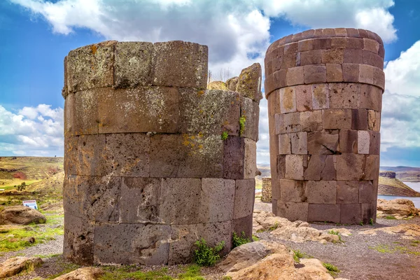 Sillustani - pre-Incan burial ground (tombs) on the shores of La — Stock Photo, Image