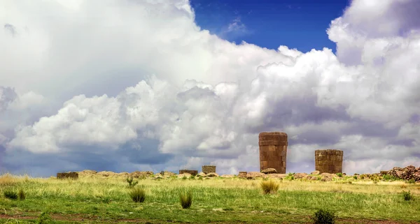 Sillustani - pre-Incan burial ground (tombs) on the shores of La — Stock Photo, Image