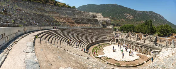 EPHESUS, TURQUIA - AGO 01: visitantes na rua Curetes em agosto 0 — Fotografia de Stock