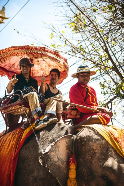 AYUTTHAYA, TAILANDIA - 2 de enero: Los turistas en un paseo en elefante a — Foto de Stock