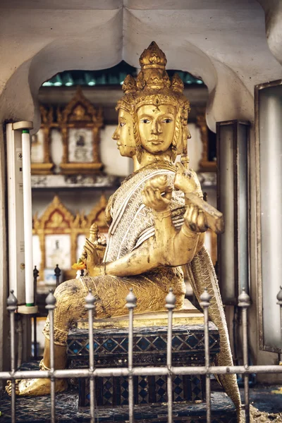 Phra Phrom standbeeld in Bangkok een straat. Phra Phrom is de Thaise re — Stockfoto