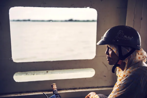 MEKONG DELTA - 14 GIUGNO: Motociclista non identificato su una nave c — Foto Stock