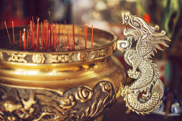 Incenso queimando em um templo em Hanói, Vietnã — Fotografia de Stock