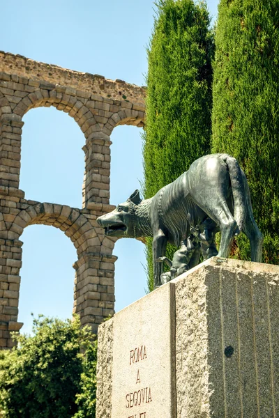 Ze wolf met Romolo en Remo en het Romeinse aquaduct in Segovia, — Stockfoto