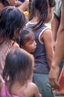 Loreto, Peru - Ocak 02: tanımlanamayan yerel çocuklar ca için poz