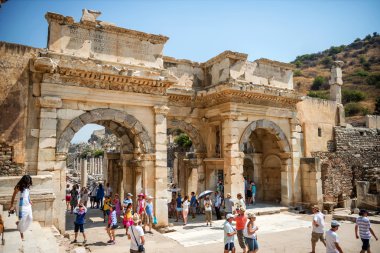 Efes, Türkiye - Ağustos 01: ziyaretçi Ağustos Curetes sokakta 0