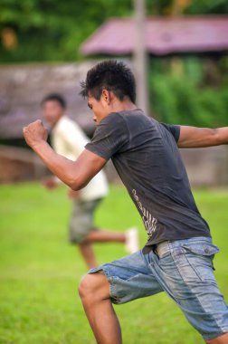 Loreto, Peru - Ocak 02: futbol oynarken tanımlanamayan yerli 