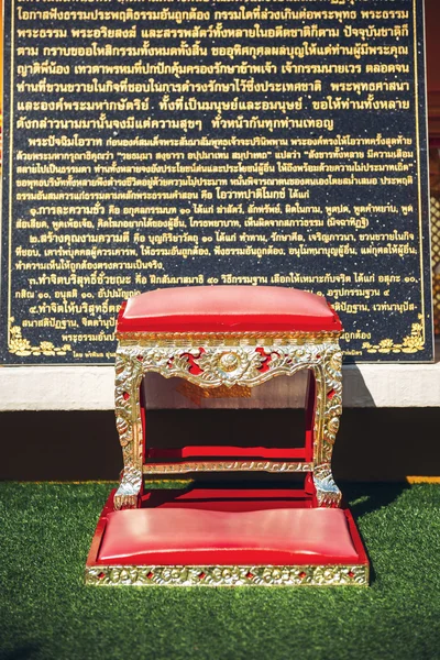 Kleine bank voor bidden in een boeddhistische tempel. — Stockfoto