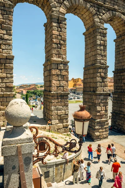 Segovia, Španělsko - 29 Červen 2014: Lidé kolem slavné starověké — Stock fotografie