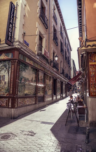 MADRID, ESPANHA - 26 DE ABRIL: Rua estreita velha com poucos cafés em Abr — Fotografia de Stock