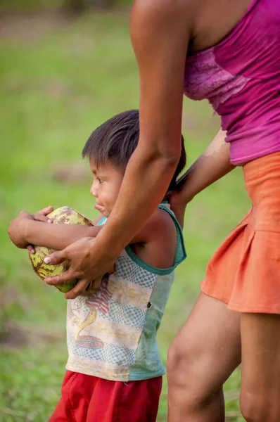 Loreto, peru - januar 02: unbekannte lokale kinder posieren für ca. — Stockfoto