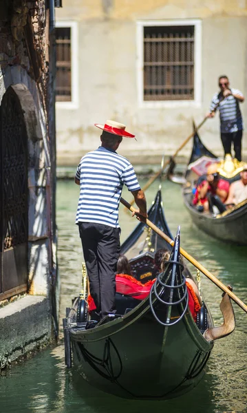 Venetië, Italië - 12 juli: Gondelier varen zijn handel in Venetië ik — Stockfoto