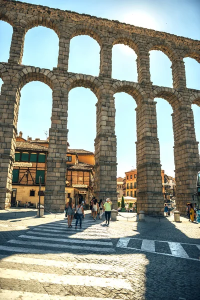 Segovia, Spanien - 12 juli 2014: Människor runt den berömda antiken — Stockfoto