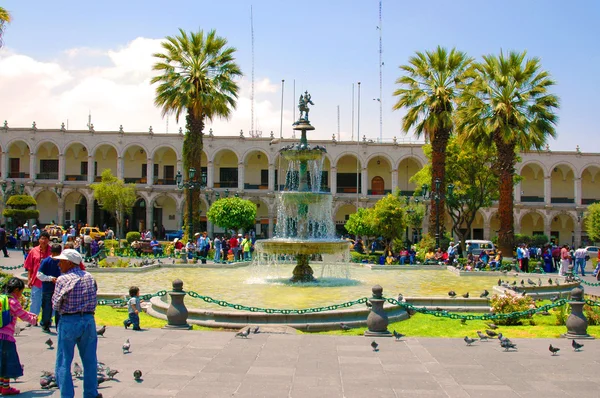 AREQUIPA, PERÚ - 04 DE FEBRERO: Locales no identificados en la pl principal —  Fotos de Stock