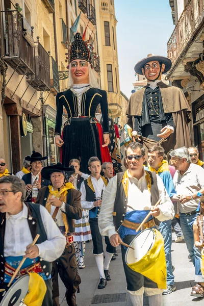 Segovia, Spanje - 29 juni 2014: Giants en grote hoofden (Gigantes y — Stockfoto