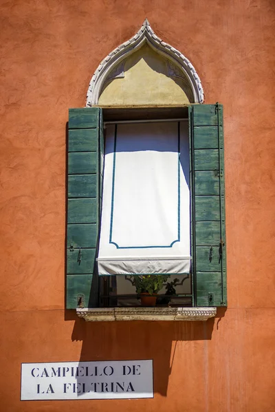 Italia, Venezia, finestra in un vecchio edificio — Foto Stock