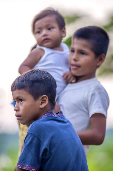 LORETO, PERÚ - 02 DE ENERO: Niños locales no identificados posando para ca —  Fotos de Stock