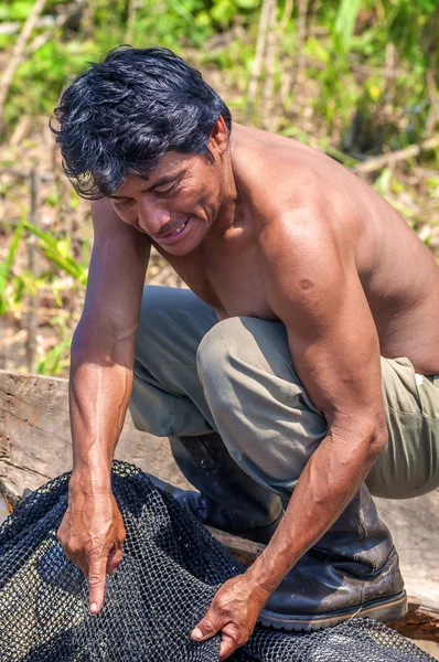 LORETO, PERÚ - ENERO 02: Los locales no identificados que pescan en el ri — Foto de Stock