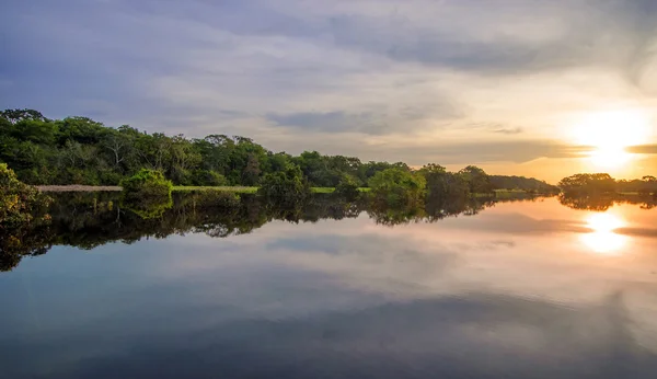 Ποταμός στο τροπικό δάσος του Αμαζονίου στο σούρουπο, Περού, Νότια Αμερική — Φωτογραφία Αρχείου