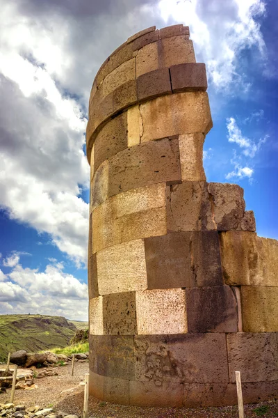 Sillustani - pre-Incan burial ground (tombs) on the shores of La — Stock Photo, Image