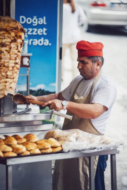 Istanbul, Türkiye-Nisan 9: Türk Şef Dana eti döner Ke Dilimleme
