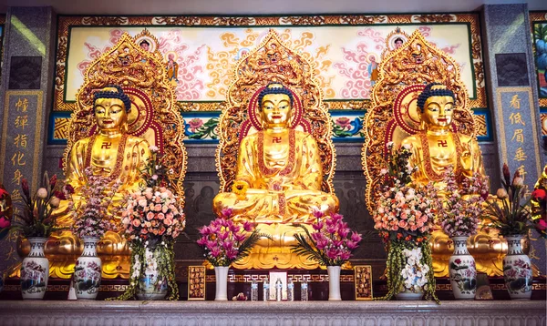 Gouden boeddhabeelden in chinese tempel — Stockfoto