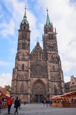 NUREMBERG, GERMANY - 18 Ekim 2020: St. Lorenz Kilisesi, kimliği belirsiz insanlar geçer (St. Lawrence), gotik kilise