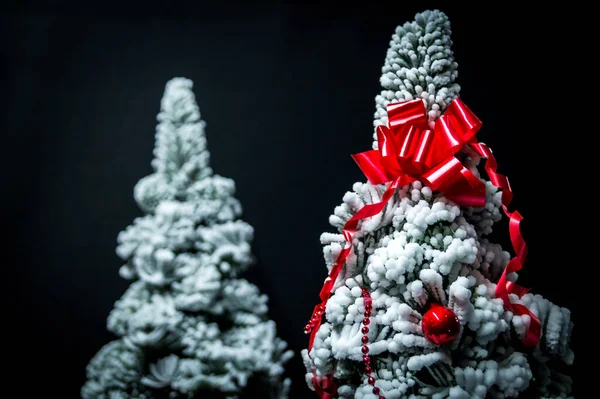 Geschmückte Schnee Weihnachtsbäume Isoliert Auf Schwarzem Hintergrund — Stockfoto